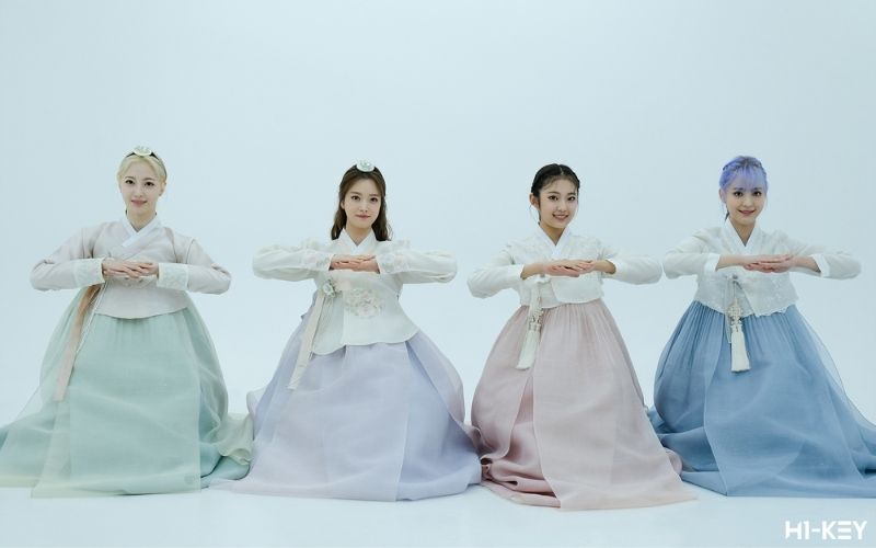 Kpop girl group H1-KEY in hanbok