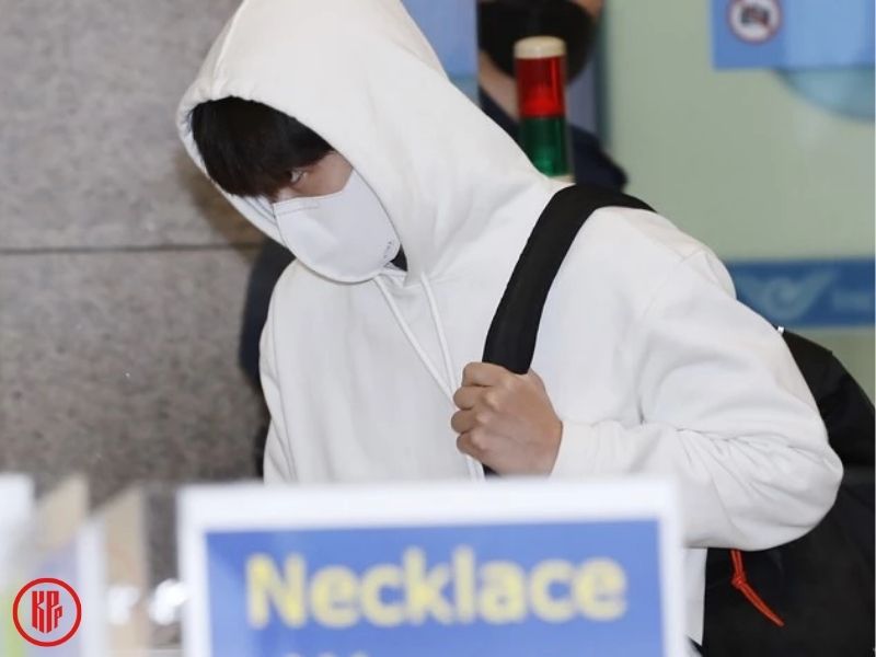 Swarmed at Incheon International Airport, Kim Seon Ho Showed His True ...