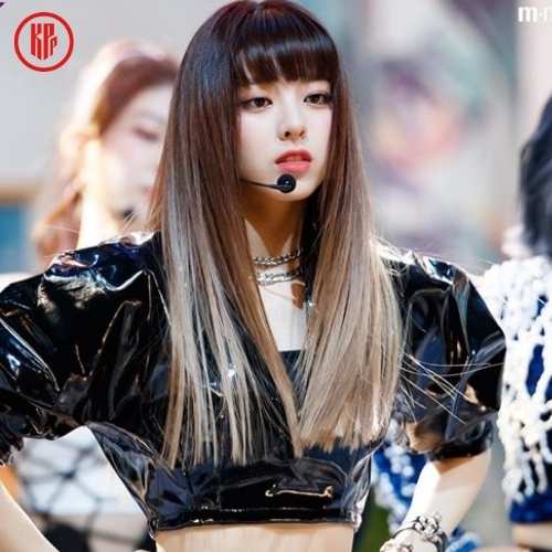 female kpop idols with bangs ITZY Yuna