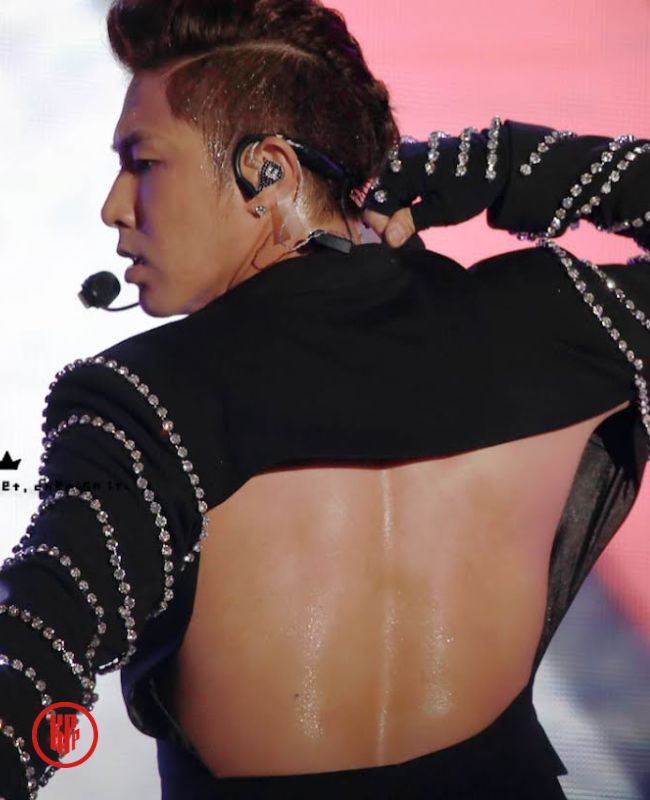 male kpop idols sexy backless TVXQ Yunho