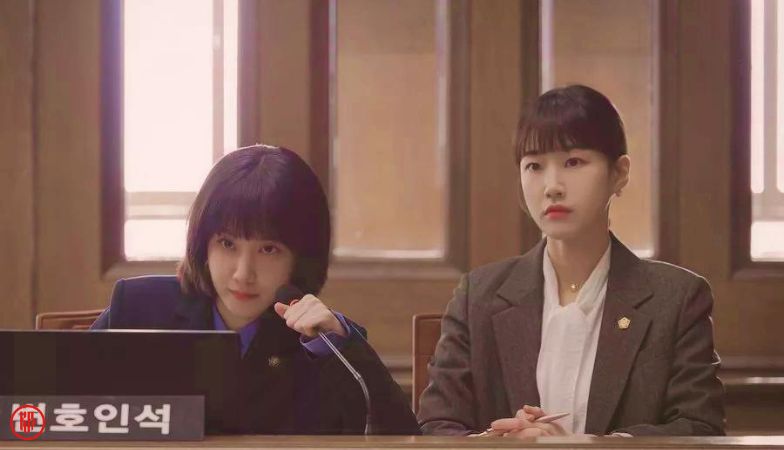 Woo Young Woo and Choi Soo Yeon (Park Eun Bin and Ha Yoon Kyung) in “Extraordinary Attorney Woo” | Twitter
