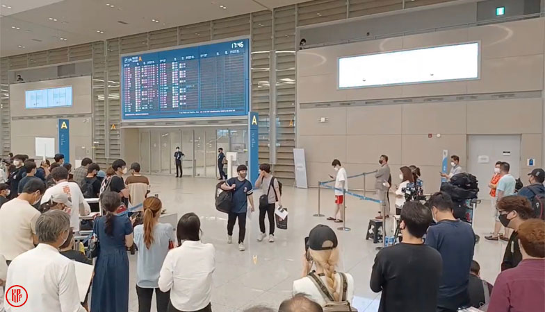 Crowds gathering at Incheon Airport waiting for aespa members. | Twitter