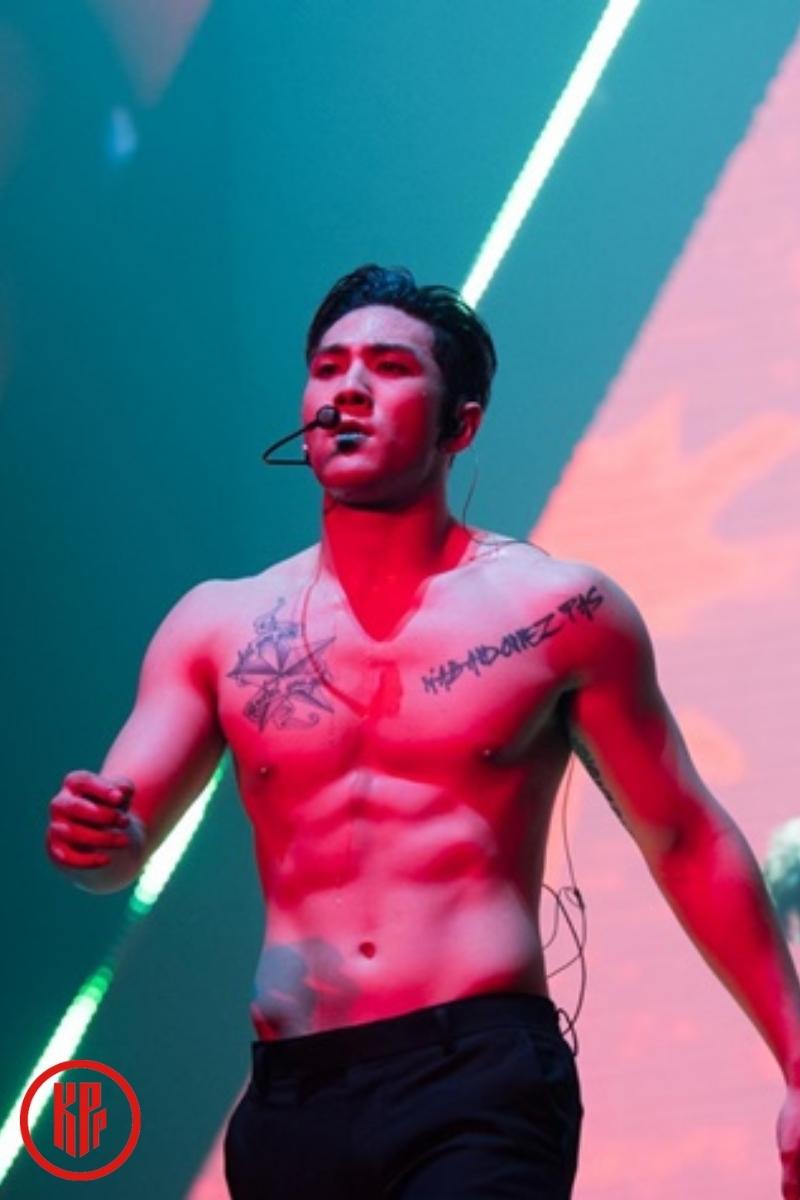 kpop idols muscular body nu'est baekho