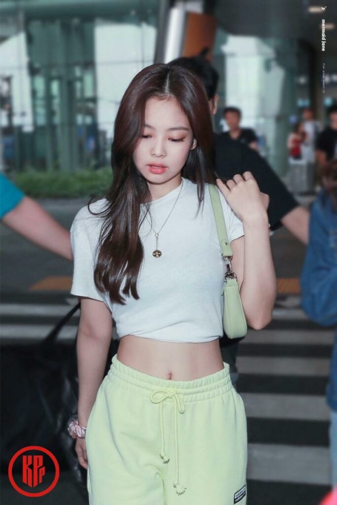 BLACKPINK Jennie waist size