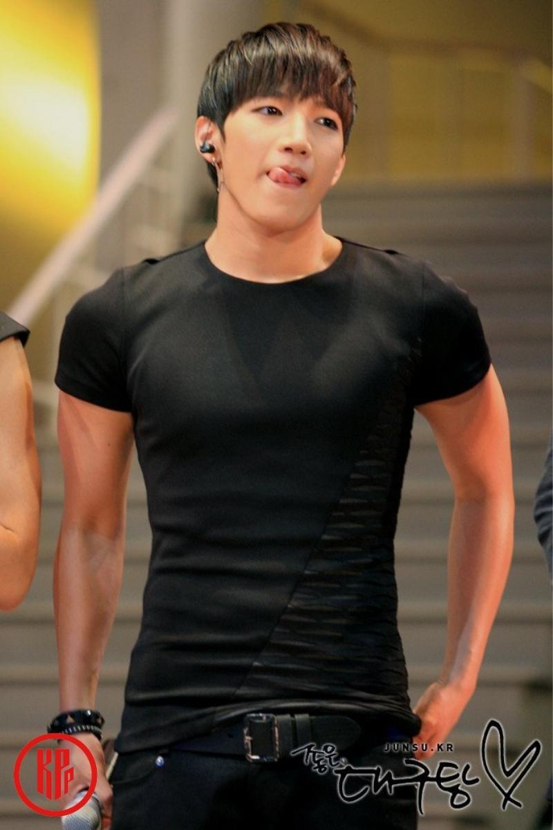 kpop male idols muscular body
