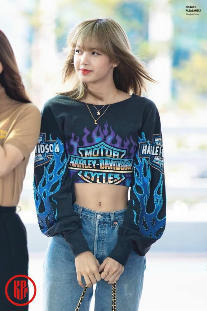 What is BLACKPINK Lisa's waist size?