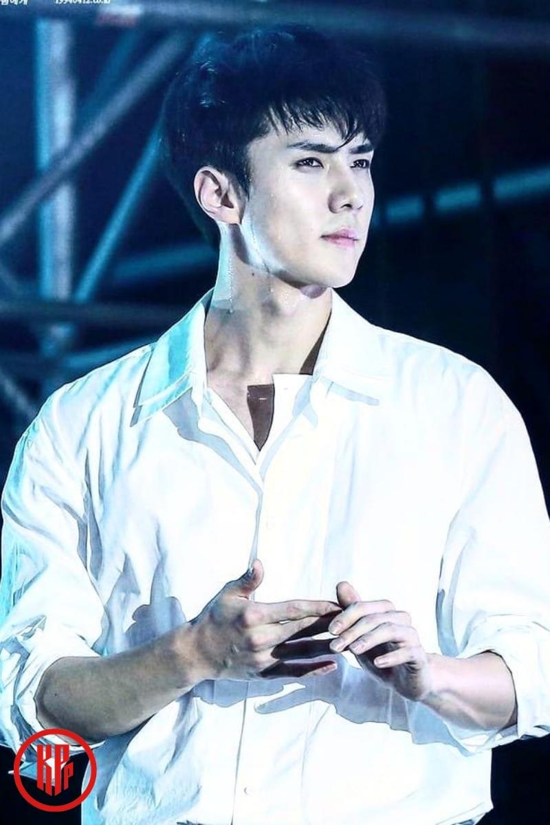 Sehun maknae muscular body wide shoulders