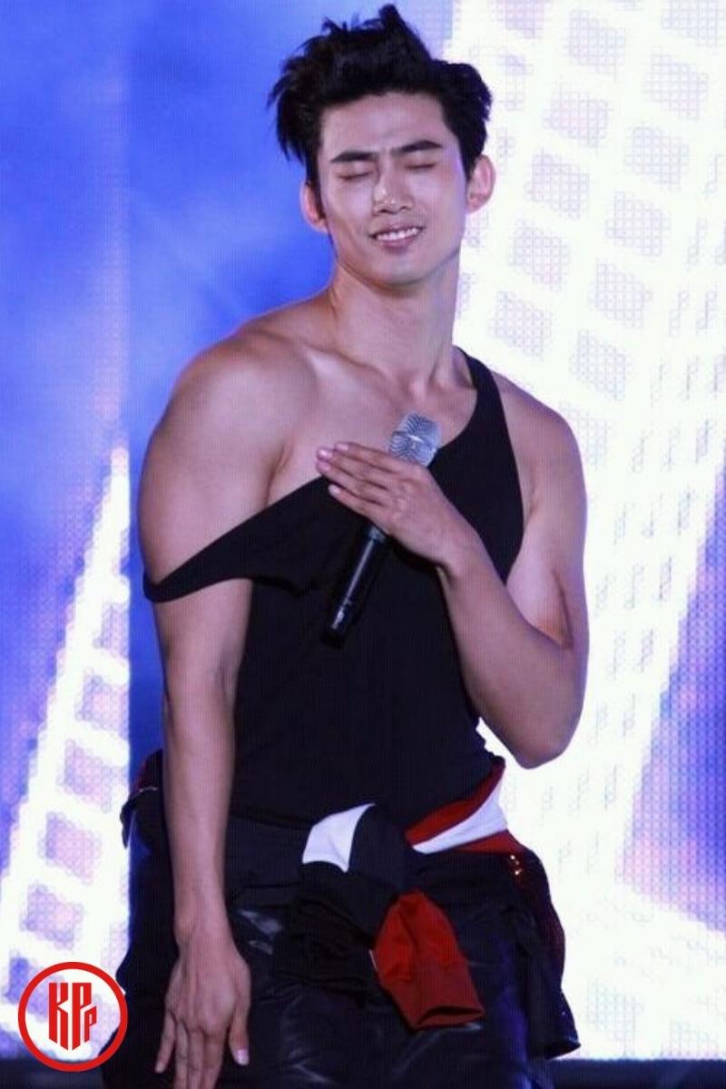 kpop wide shoulders