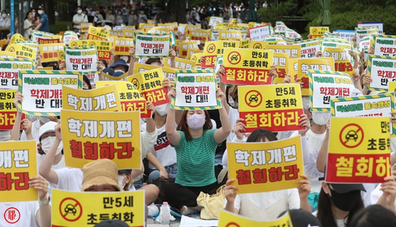 Korean protesters using words from Bang Gu Ppong of “Extraordinary Attorney Woo” in their protests against Korean education system. | Korea JoongAng Daily