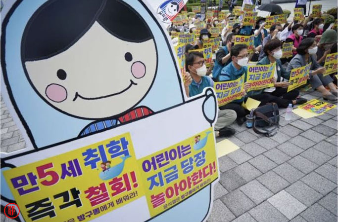 Korean protesters: “Children need to play now. Yoon Seuk Yeol needs to learn from Bang Gu Ppong”. | Korea JoongAng Daily