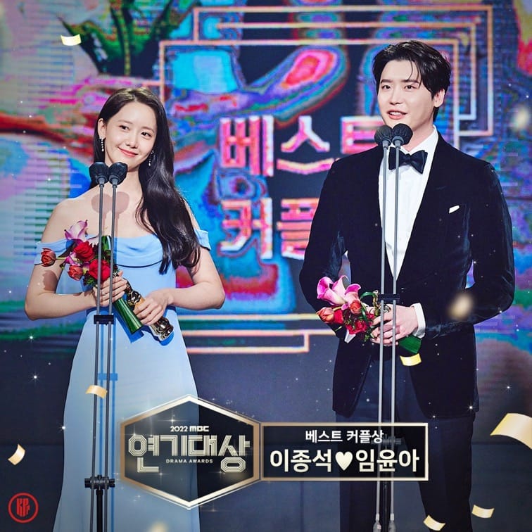 Lim Yoona and Lee Jong Suk won the Best Couple Award. | MBC