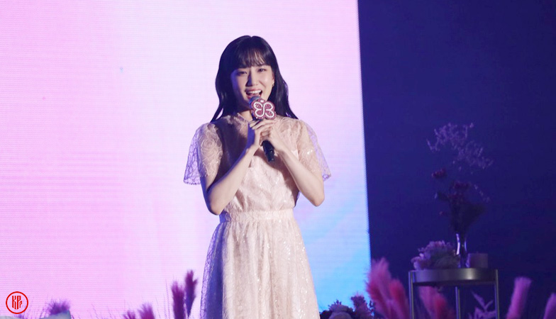 Park Eun Bin singing at a fan meeting. | Twitter