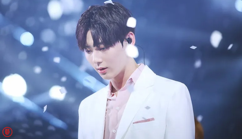 Hwang Min Hyun’s stage with Wanna One. | HanCinema