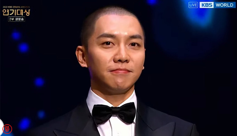 Lee Seung Gi showing up with bald head at 2022 KBS Drama Awards. | Twitter