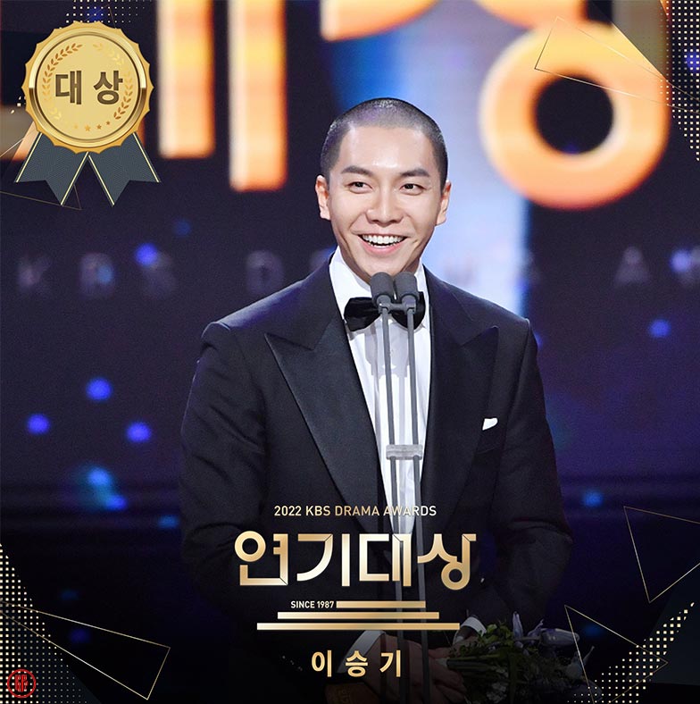 Lee Seung Gi winning daesang at the 2022 KBS Drama Awards. | Twitter