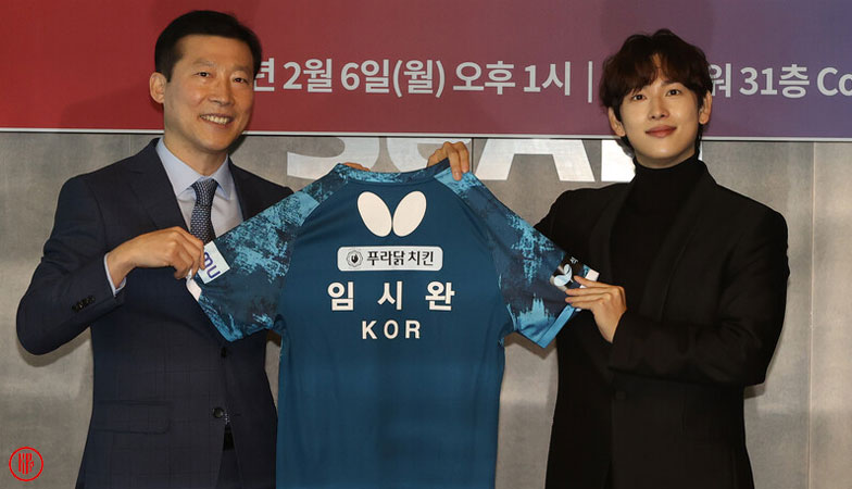 Kim Taek Soo and Im Si Wan holding the national team uniform. | K-Odyssey
