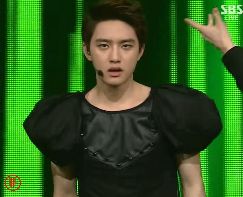 EXO D.O and his "princess sleeves" outfit