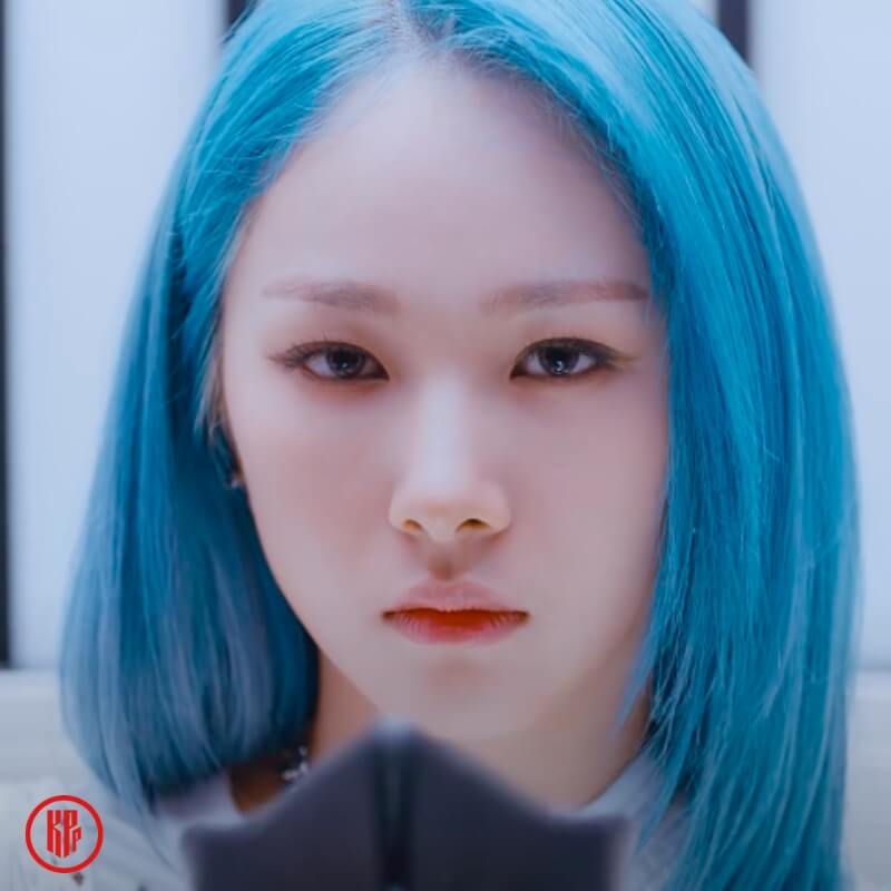 EVERGLOW Mia blue hair