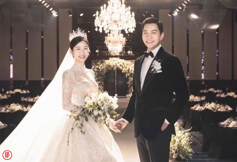 The couple’s beautiful wedding photo. | HanCinema