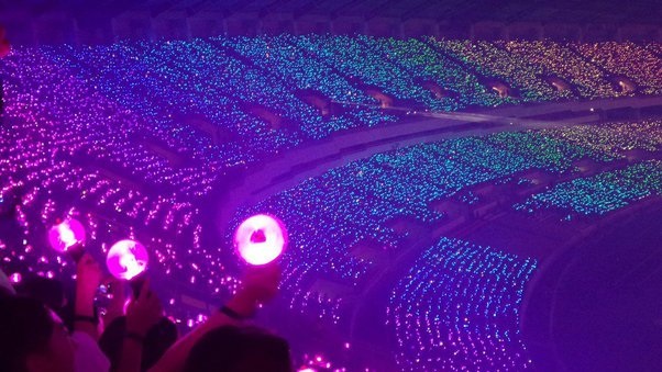 Kpop fans use lightsticks to support their idols | Twitter