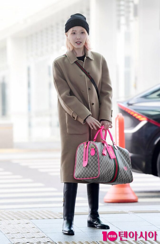 IU pink blonde hair classic airport fashion