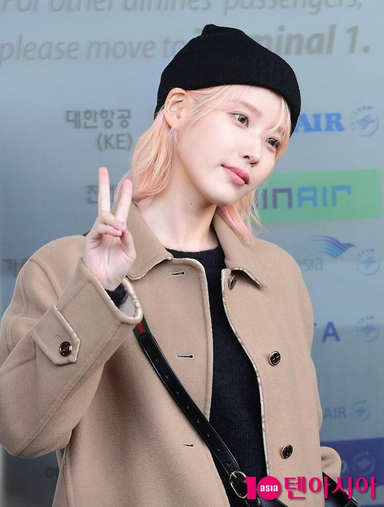 IU pink blonde hair classic airport fashion