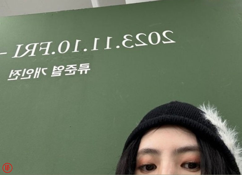 Han So Hee visiting Ryu Jun Yeol’s exhibition. | Xports News