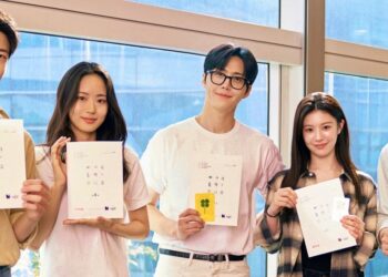 Netflix New Rom-Com Drama “Can This Love Be Translated”: Kim Seon Ho, Go Yoon Jung, and More Shine at First Script Reading