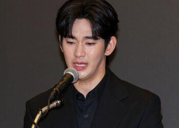 Kim Soo Hyun at his press conference on dating scandal. | Naver