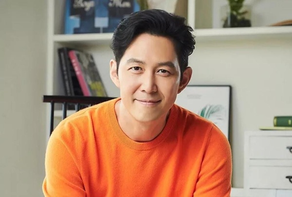 Actor Lee Jung Jae company artist group investment maekyung media group
