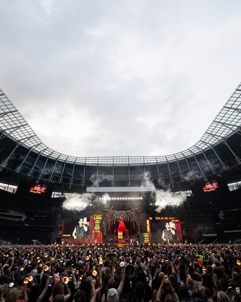 STAYs Take Over London with Stray Kids