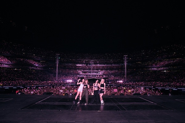 BLACKPINK "Deadline World Tour" in Paris | Source: YG Entertainment