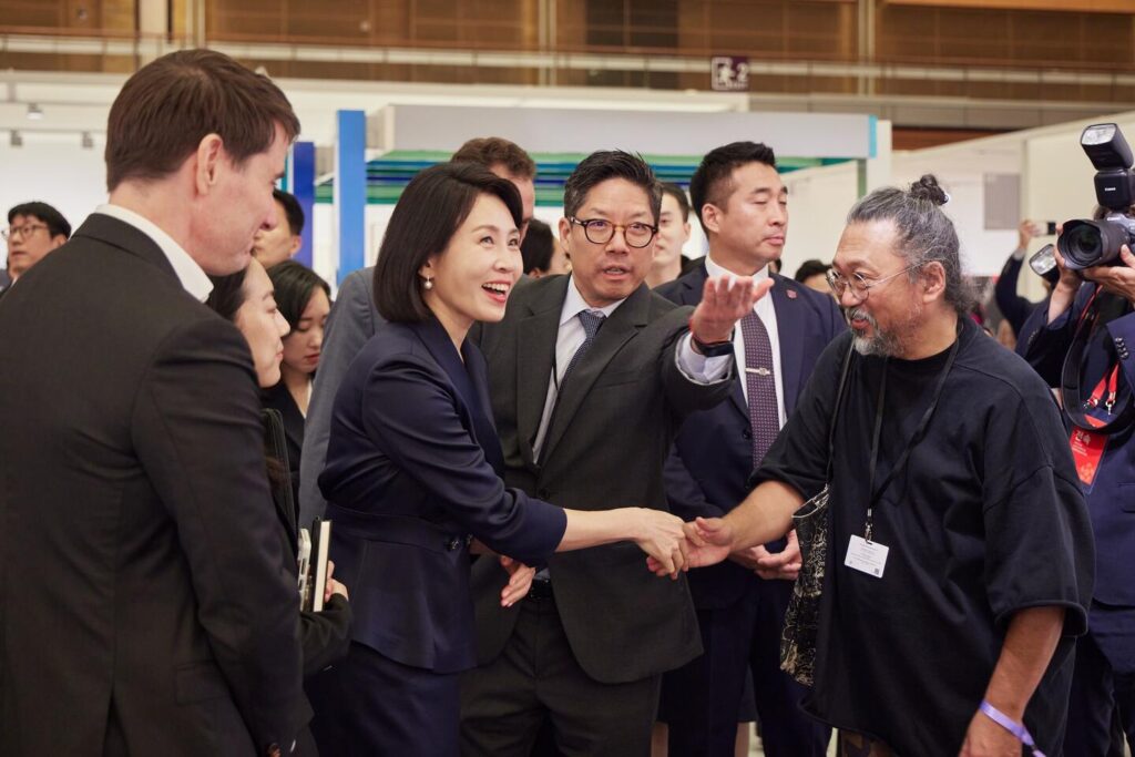 South Korea’s First Lady Kim Hea Kyung meets artist Takashi Murakami