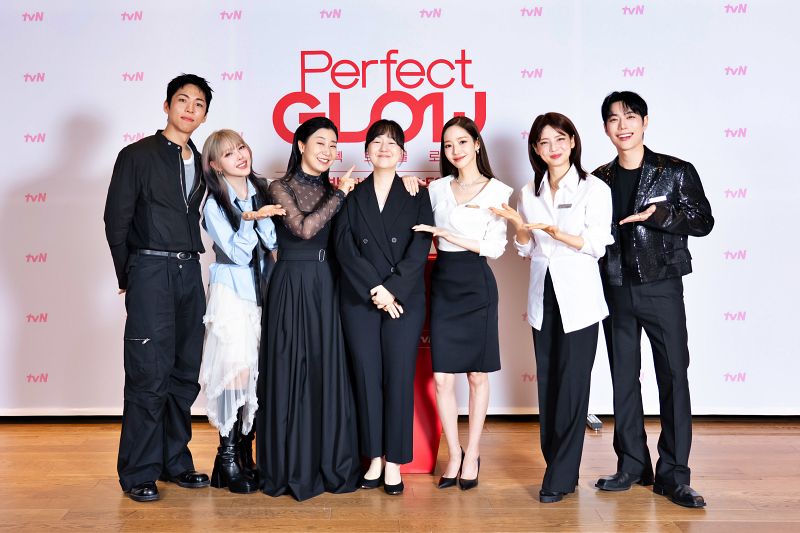 PD Kim Sang-ah (center) with “Perfect Glow” cast members. | tvN